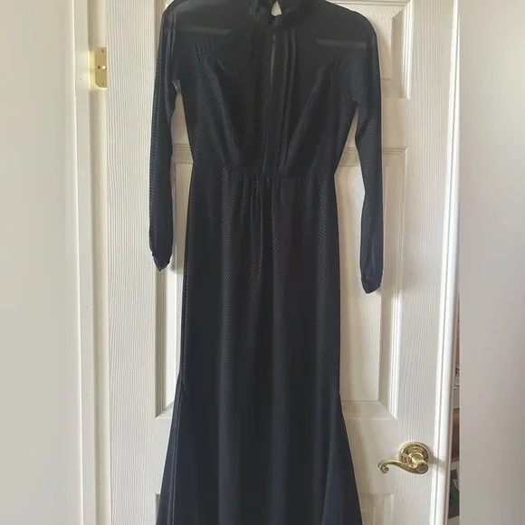 Black Gown - Picture 1 of 8